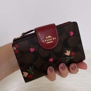 New💃Coach Medium Corner Zip Wallet In Signature Canvas With Heart Petal Print